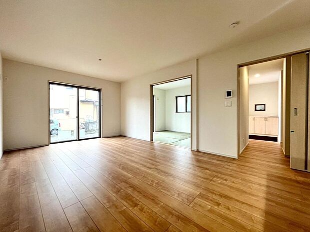 自然と笑顔が溢れるLDKです。お好きな小物や写真を飾り、お住まいづくりをお楽しみください。