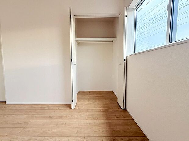 窓から自然光が差し込みます。プライベートな時間も心地よく過ごせそうです。