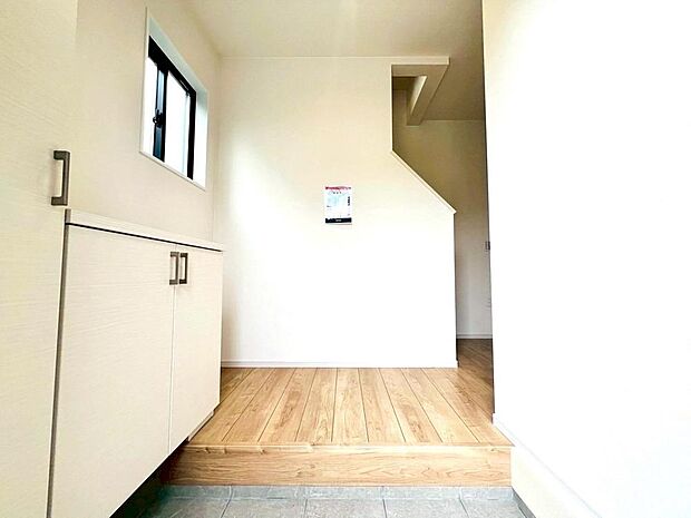 住まいの顏となる玄関。お気に入りの小物や写真を飾ることで、さわやかな気持ちで外出できそうです。