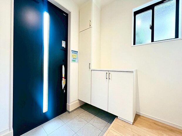 ご家族や来訪者を迎える玄関。お好みのインテリアで、個性を演出してみてはいかがでしょうか。