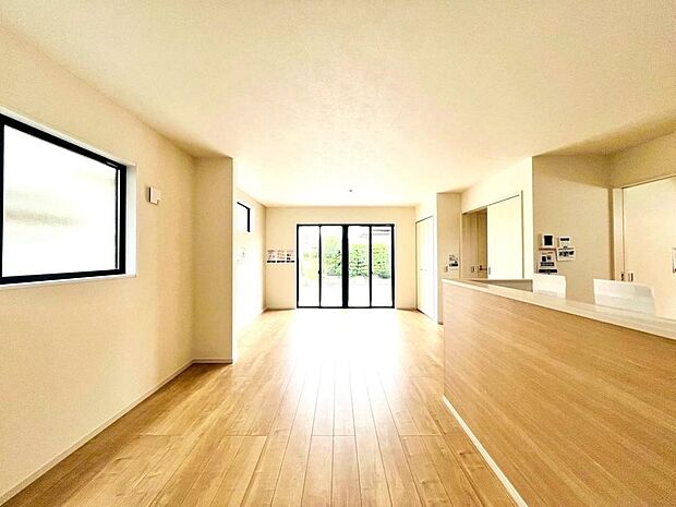 どのような家具を置きたいか、どのようなテイストにしたいかなど、ご家族で相談しながらご見学ください。