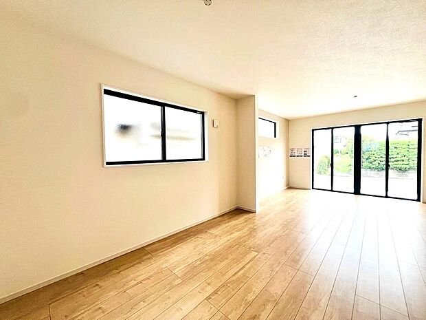 対面式キッチンが採用されたLDK。水まわりが集約された間取りのため、家事動線もスムーズです。