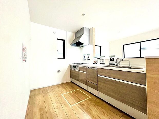 新しいお住まいのキッチンで、休日は家族でお料理を楽しむ時間が増えそうです。