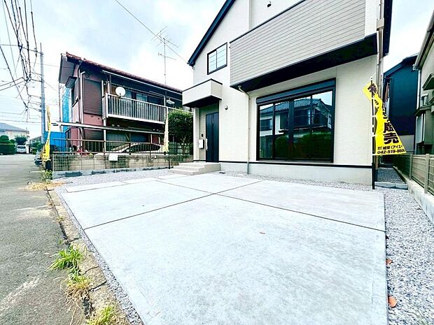 開放的な立地です。第一種低層住居専用地域内、緑豊かで落ち着いた住宅街の一画に位置しています。