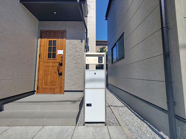 宅配ボックスが設置されています。在宅中でも手が離せないときに、非対面で荷物の受け取りが可能です。