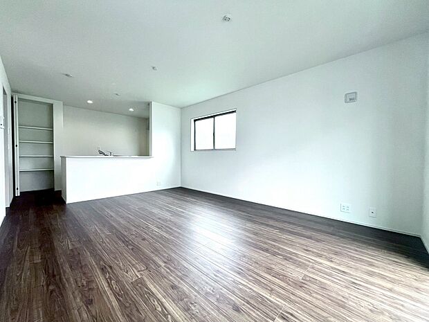 どのような家具を置きたいか、どのようなテイストにしたいかなど、ご家族で相談しながらご見学ください。