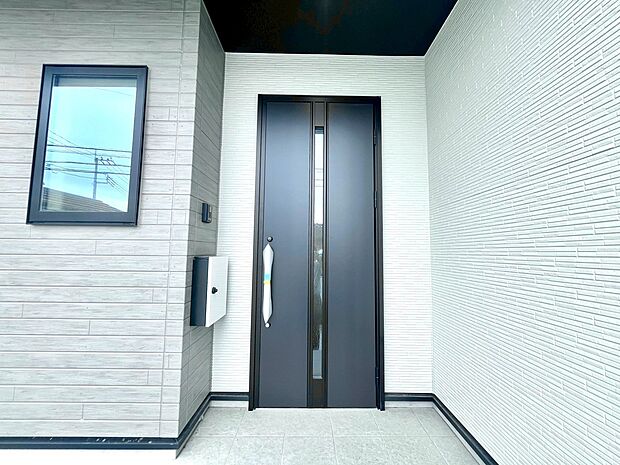 季節の花やアートで彩ることで、来訪者を気持ちよく迎えることができそうです。