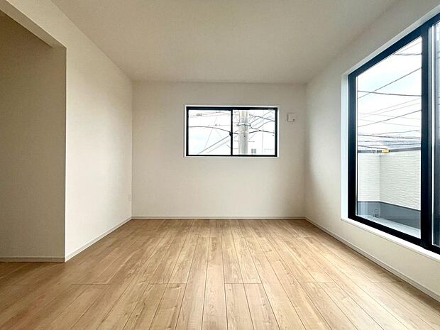 窓から自然光が差し込みます。プライベートな時間も心地よく過ごせそうです。