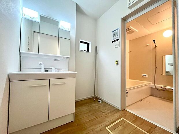 清潔感がある空間は、朝の身支度も気持ちよく行えそうです。