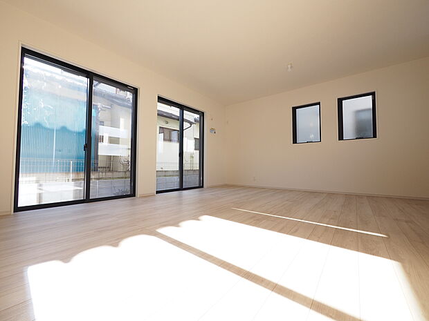 ご家族の思い出を刻むLDK。家族団らんの時間が自然と増えそうです。