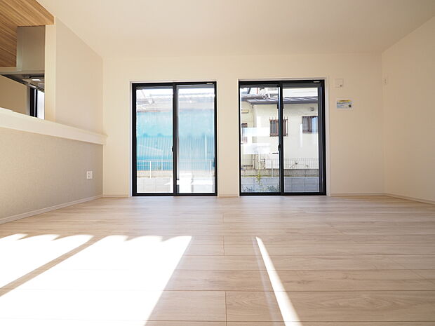 ご家族の写真や季節の花が映える、明るい色合いのフローリングが採用された柔らかな印象のLDKです。