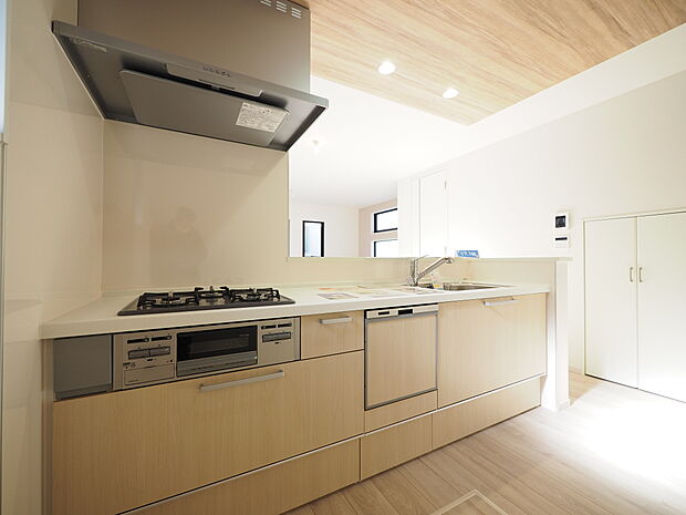 新しいお住まいのキッチンで、休日は家族でお料理を楽しむ時間が増えそうです。