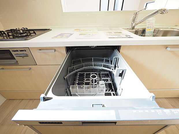 食器洗い乾燥機付き。食事後の家事の時短が叶い、ご家族の時間をゆっくりと過ごすことができます。