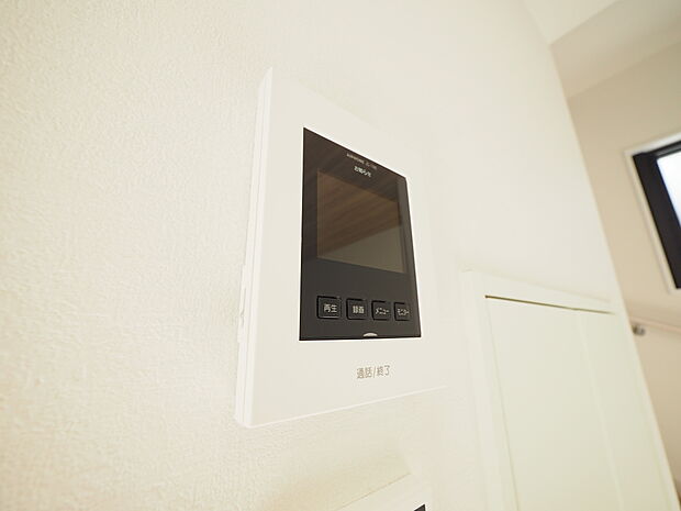 セキュリティに配慮されたTVモニター付きインターホンが備わっています。