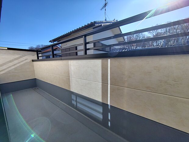 洗濯物を干す以外にも、生活スタイルに合わせて様々な用途で活用できるバルコニーです。