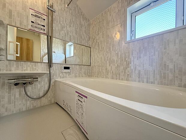 清潔感あるバスルーム。ゆっくりと湯船に浸かり、一日の疲れを癒やしていただけます。