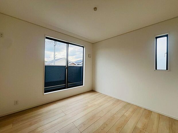 窓から自然光が差し込みます。プライベートな時間も心地よく過ごせそうです。