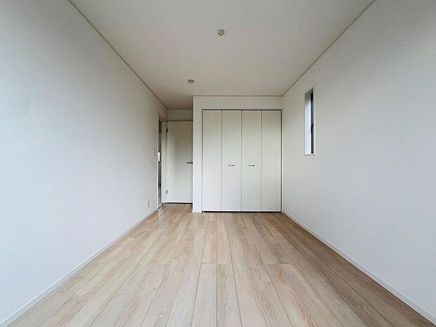 大きめのベッドを置いても余裕がある広さなので、主寝室におすすめです。