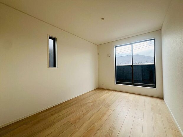 フローリングのためお手入れも簡単。明るくさわやかな空間は、お子様の学習も捗りそうです。