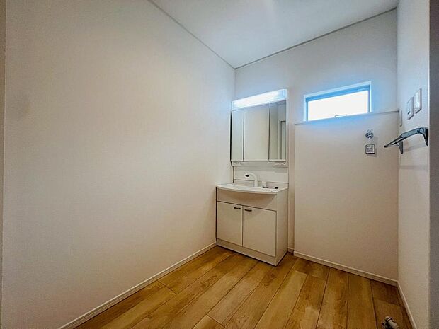 清潔感がある空間は、朝の身支度も気持ちよく行えそうです。