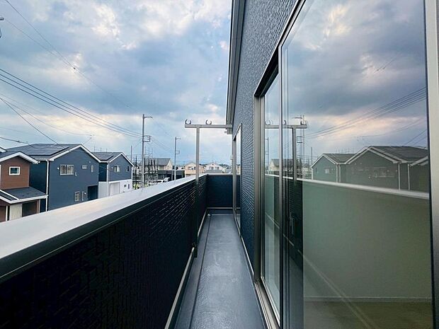 仕事や家事の合間の休憩に、バルコニーから景色を眺めればリフレッシュにもなりそうです。