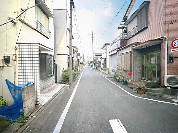 周辺は、低層住宅が建ち並ぶ閑静な住宅街です。緑豊かな住環境で落ち着いた暮らしが叶います。※曇りを晴れにCG加工済み