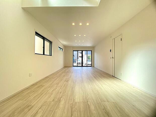 どのような家具を置きたいか、どのようなテイストにしたいかなど、ご家族で相談しながらご見学ください。