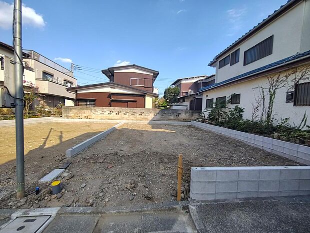 周辺は、低層住宅が建ち並ぶ閑静な住宅街です。緑豊かな住環境で落ち着いた暮らしが叶います。