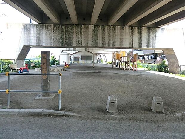 鶴代公園まで約432m