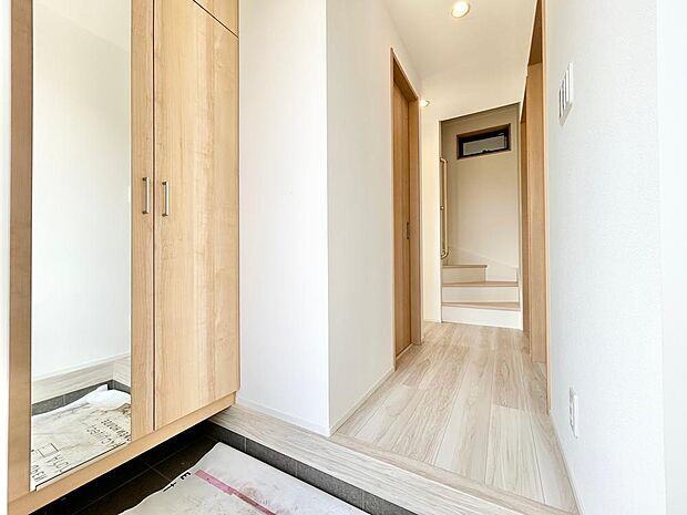 ご家族や来訪者を迎える玄関。お好みのインテリアで、個性を演出してみてはいかがでしょうか。