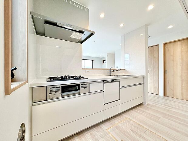 清潔感のあるキッチンスペース。ご家族の笑顔を想像しながら、楽しく調理ができそうです。