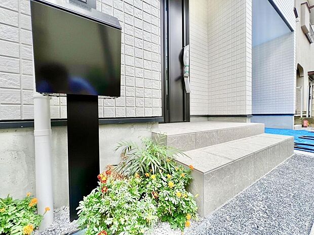 住まいの顏となる玄関。お気に入りの小物や写真を飾ることで、さわやかな気持ちで外出できそうです。