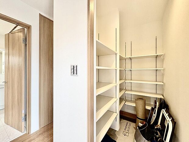 靴を履いたまま入ることができるので、外で利用するお子様の遊び道具やゴルフバックの保管にも便利です。