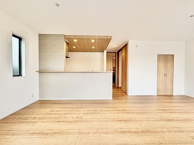 家族の写真やお子様の絵を飾り、お気に入りの空間をおつくりください。