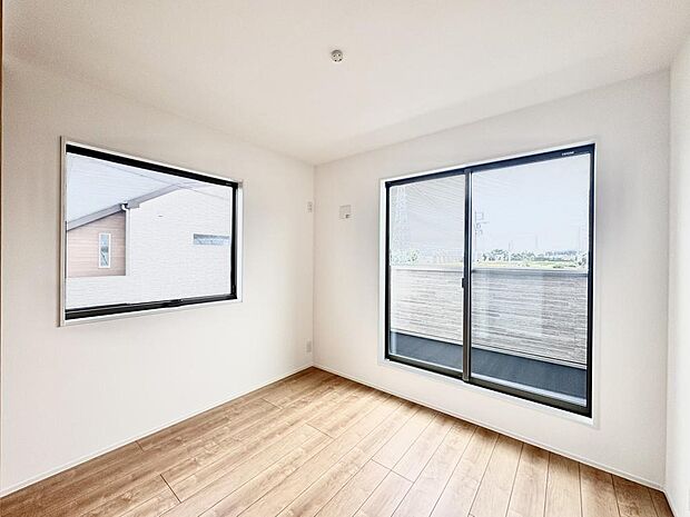 フローリングのためお手入れも簡単。明るくさわやかな空間は、お子様の学習も捗りそうです。