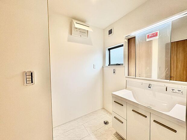 メイクやヘアセットがしやすそうな洗面台が設置されています。