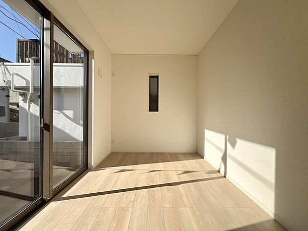 窓から自然光が差し込みます。プライベートな時間も心地よく過ごせそうです。