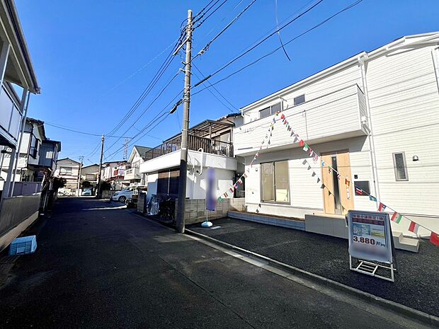 周辺は、低層住宅が建ち並ぶ閑静な住宅街です。緑豊かな住環境で落ち着いた暮らしが叶います。