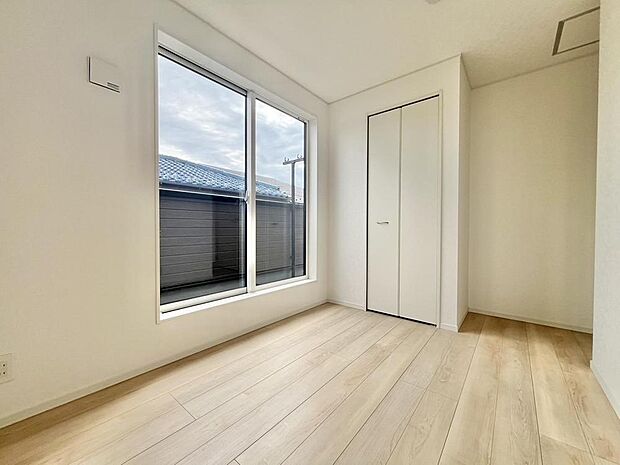 窓から自然光が差し込みます。プライベートな時間も心地よく過ごせそうです。