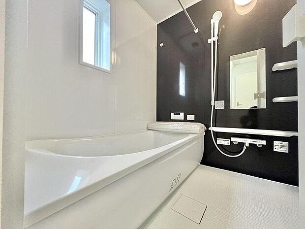 お子様と遊びながら、のんびり入浴することもできそうなバスタブです。