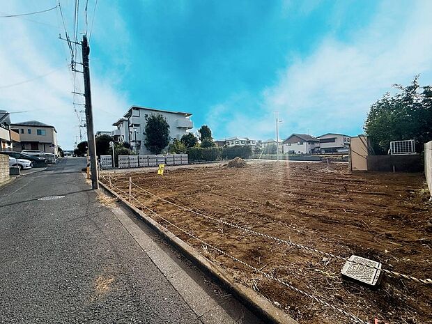 周辺は、低層住宅が建ち並ぶ閑静な住宅街です。緑豊かな住環境で落ち着いた暮らしが叶います。