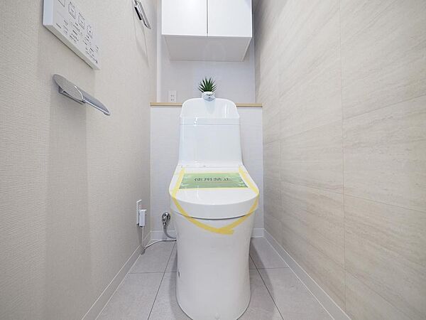 清潔感があるトイレです。仕様の詳細など、気になることはお気軽にお尋ねください。