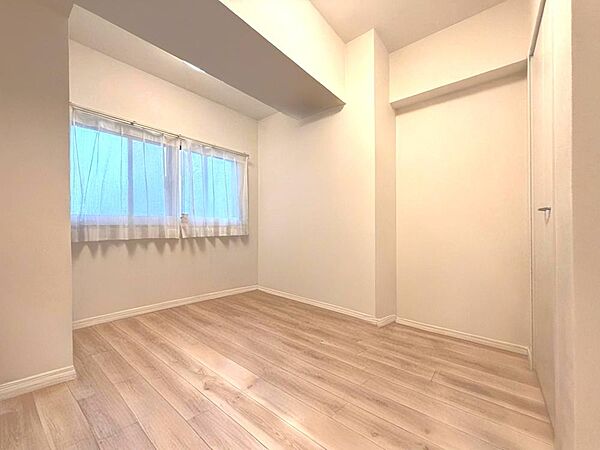窓から自然光が差し込みます。プライベートな時間も心地よく過ごせそうです。