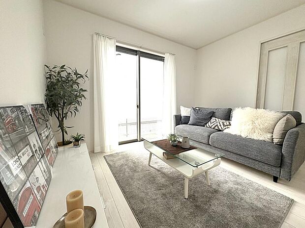 自然と笑顔が溢れるLDKです。お好きな小物や写真を飾り、お住まいづくりをお楽しみください。