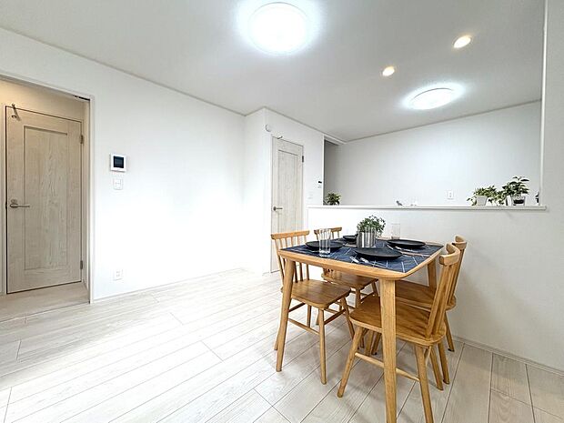 生活のメインスペースとなるLDKは、開放感のある空間。キッチンは対面式で、LDと一体感があります。