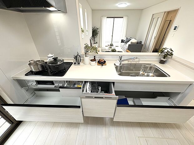 毎日使われるキッチンスペース。家事動線や収納量など、ぜひ現地にてお確かめください。