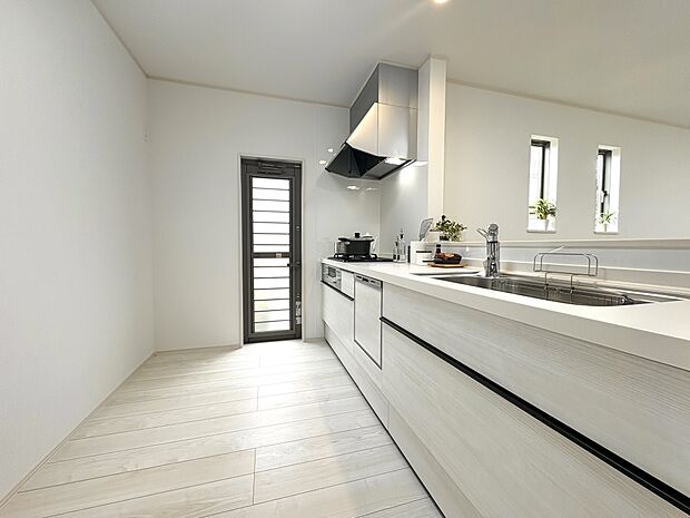 綺麗なキッチンは家事も捗りそうです。ぜひお子様と一緒に、お料理やお菓子作りを楽しんでください。