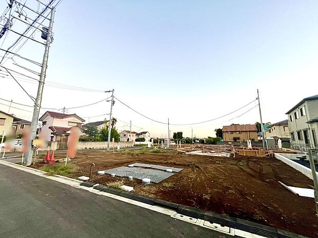 開放的な立地です。第一種低層住居専用地域内、緑豊かで落ち着いた住宅街の一画に位置しています。