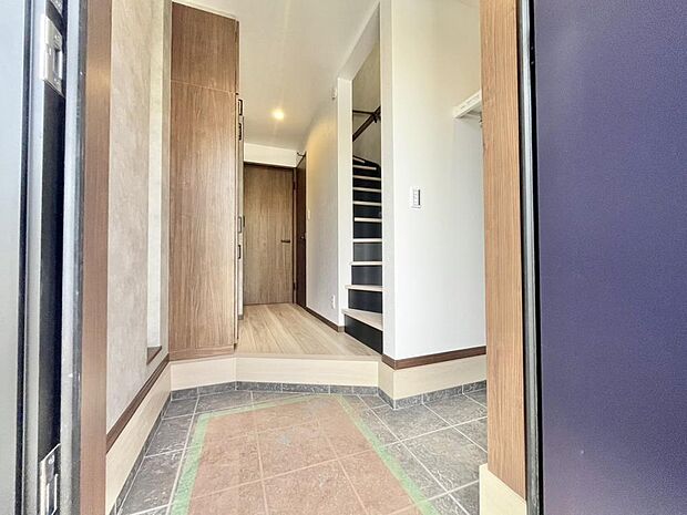 季節の花やアートで彩ることで、来訪者を気持ちよく迎えることができそうです。