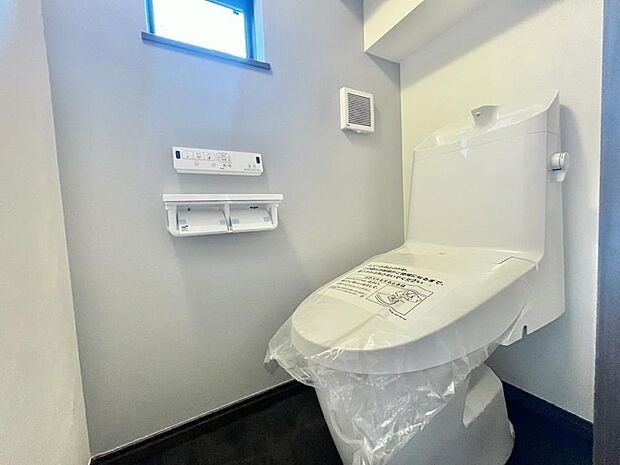 清潔感があるトイレです。仕様の詳細など、気になることはお気軽にお尋ねください。